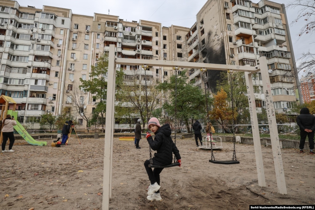 На ранок після атаки у дворі цієї багатоповерхівки гуляють діти