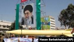 په تهران کې د پوځي پرید پر مهال یو توغندی ښوول کېږي