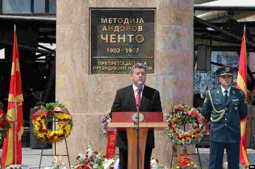 Иванов пред Ченто во Скопје на Илинден. Август 2011.