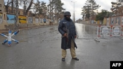 په کوټه کې یو پولیس سرتېری د وسلوالو تر برید وروسته پر سړک پهره ورکوي - د جنورۍ ۳۱مې انځور. 