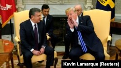 Президент Узбекистана Шавкат Мирзияев (cлева) на встрече с президентом США Дональдом Трампом в рамках своего первого официального визита в Соединенные Штаты. Белый дом, Вашингтон, 16 мая 2018 года.