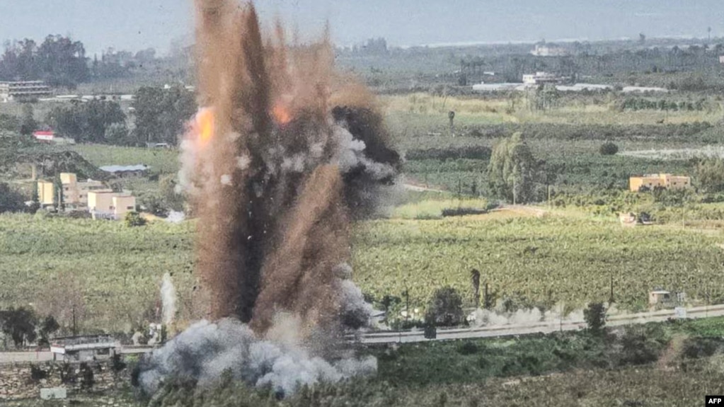 ستونی از آتش پس از حمله هوایی اسرائیل به پل قاسمیه در جنوب لبنان، در دوم فروردین ۱۴۰۵؛ اسرائیل می‌گوید این پل در مسیر اصلی میان روستاهای منطقه صور و مناطق شمالی‌تر، توسط حزب‌الله استفاده می‌شد