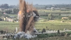 ستونی از آتش پس از حمله هوایی اسرائیل به پل قاسمیه در جنوب لبنان، در دوم فروردین ۱۴۰۵؛ اسرائیل می‌گوید این پل در مسیر اصلی میان روستاهای منطقه صور و مناطق شمالی‌تر، توسط حزب‌الله استفاده می‌شد