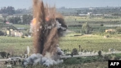 ستونی از آتش پس از حمله هوایی اسرائیل به پل قاسمیه در جنوب لبنان، در دوم فروردین ۱۴۰۵؛ اسرائیل می‌گوید این پل در مسیر اصلی میان روستاهای منطقه صور و مناطق شمالی‌تر، توسط حزب‌الله استفاده می‌شد