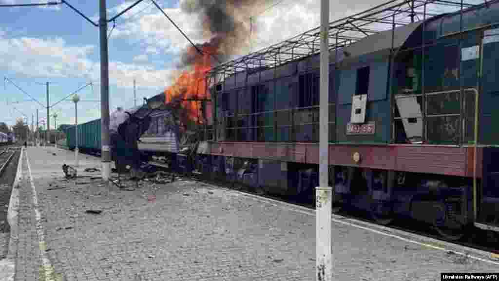 Egy drónelhárító hálóval felszerelt vasúti kocsi lángol, miután találatot kapott az északkelet-ukrajnai Sosztka állomáson október 4-én. A támadásban többen, köztük gyermekek is megsérültek, egy ember pedig meghalt. A szerelvényt egy második találat is érte, amikor a mentők a helyszínen dolgoztak