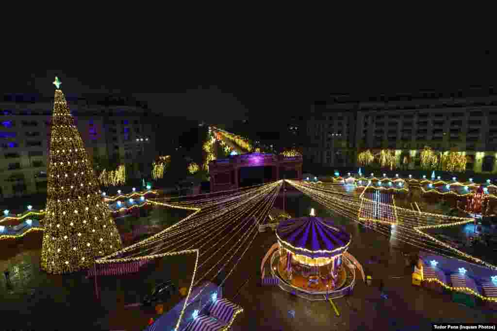 Piața Constituției din București – unde a fost amenajat unul dintre târgurile de Crăciun din Capitala României.