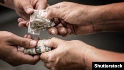 آرشیف، فروش مواد مخدر