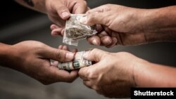 تبادلۀ مواد مخدر با پول