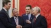 Ruski predsednik Vladimir Putin pozdravlja se s američkim izaslanicima Stivom Vitkofom i Džaredom Kušnerom pre razgovaora u Kremlju, 5. septembar 2026.