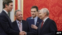 Ruski predsednik Vladimir Putin pozdravlja se s američkim izaslanicima Stivom Vitkofom i Džaredom Kušnerom pre razgovaora u Kremlju, 5. septembar 2026.