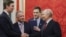 Ruski predsednik Vladimir Putin pozdravlja se s američkim izaslanicima Stivom Vitkofom i Džaredom Kušnerom pre razgovaora u Kremlju, 5. septembar 2026.