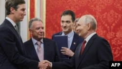Президент Росії Володимир Путін (праворуч) вітає спеціального посланника США Стіва Віткоффа (другий зліва) та зятя президента США Дональда Трампа Джареда Кушнера (ліворуч) перед їхніми переговорами в Москві, 5 вересня 2026 року 