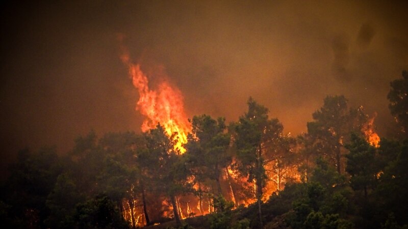 
تخلیه هزاران نفر درپی  آتش‌سوزی‌های گسترده   در جزیره رودس یونان
