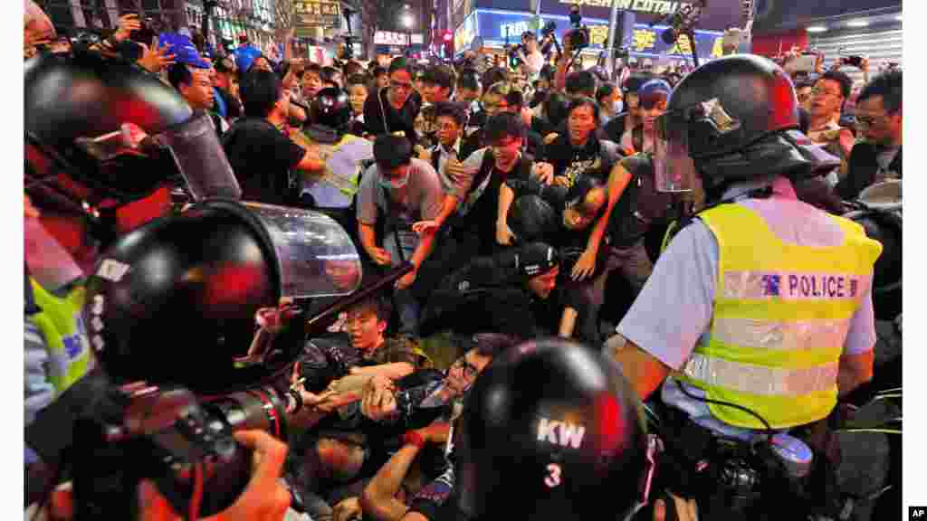 Demokráciapárti tüntetők, majd járókelők&nbsp;a hongkongi Mong Kok kerületben&nbsp;2014. november 26-án és 2015. szeptember 26-án.&nbsp;Október 3-án az Occupy Central-ellenes aktivisták megtámadták a diákokat és az újságírókat, lerombolták a sátraikat és a barikádjaikat.&nbsp;December 15-én a rendőrség lényegében ellenállás nélkül kiürítette a tüntetők táborát, véget vetve a tiltakozásoknak