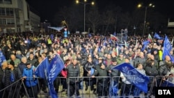 Привърженици на "ДПС-Ново начало" по време на контрапротеста в Кърджали, 9 декември 2025 г