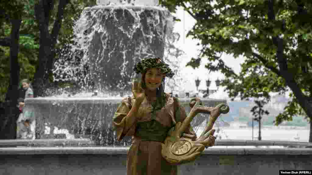 Фигура &laquo;Девушка с арфой&raquo; застыла у главного фонтана