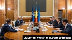 Întâlnire între fostul premier Marcel Ciolacu (al treilea din dreapta) și conducerea Liberty Steel Galați (stânga) în 2023. Câteva luni mai târziu, combinatul primea două împrumuturi de 292 milioane de euro de la banca de stat Exim Banca Românească.