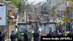 Serbia - Pancevo, several hundred farmers dissatisfied with agricultural policy protests, 31May2011. 