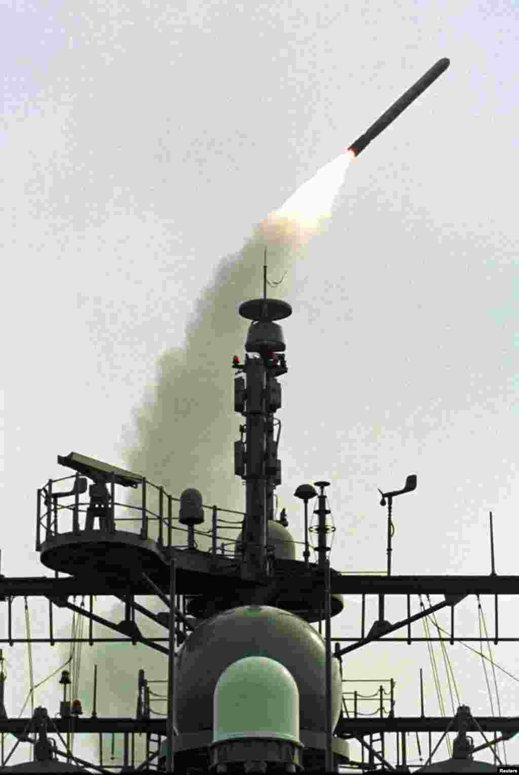 Një raketë Tomahawk&nbsp;e lëshuar nga një aeroplanmbajtëse e ushtrisë amerikane në Detin Mesdhe, gjatë sulmeve të NATO-s mbi caqet e ushtrisë dhe policisë serbe, 26 mars 1999. Paul Hanna/Reuters&nbsp; 