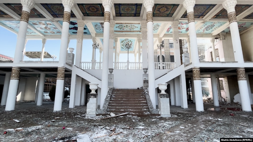 چایخانه «روهات» در دوشنبه، در جریان تخریب آن در اوایل ماه مارس. این ساختمان یکی از نمادهای محبوب پایتخت تاجیکستان بود و در فهرست بهترین چایخانههای جهان قرار داشت. با این حال، طومار اعتراضی ساکنان محلی برای نجات این بنا، در میانه موج ساختوساز دولتی که در حال دگرگون کردن پایتخت آسیای مرکزی است، به نتیجه نرسید.عکس: شاهلو عبداللویه / بخش تاجیکی رادیو اروپای آزاد/رادیو آزادی