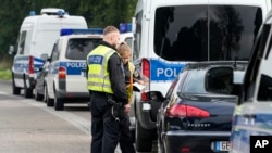 Polițiștii germani controlează o mașină la granița cu Belgia. Până acum controalele germane erau mai obișnuite la granițele estice ale țării - cu Austria, Cehia sau Polonia. 