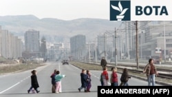 Mësuesja me disa fëmijë të vegjël në rrugët e Sarajevës më 1995.