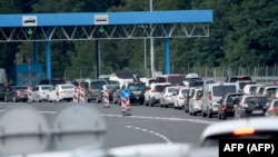 Járművek araszolnak a sorban a horvát–szlovén határon, a macelji határátkelőnél 2020. augusztus 22-én