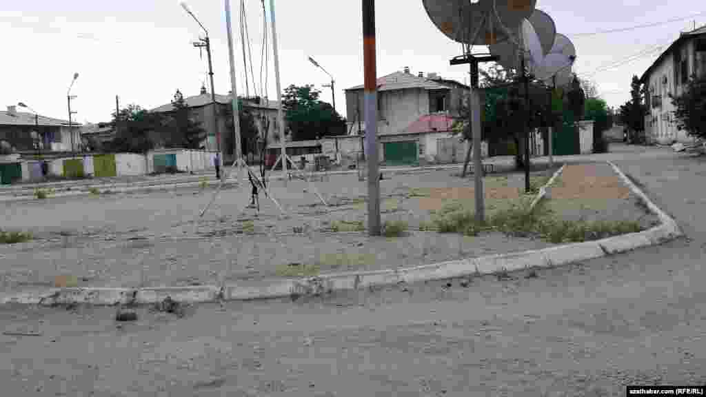 Çagalar meýdançasyny ot basyp, ondaky desgalar hem sandan çykypdyr.