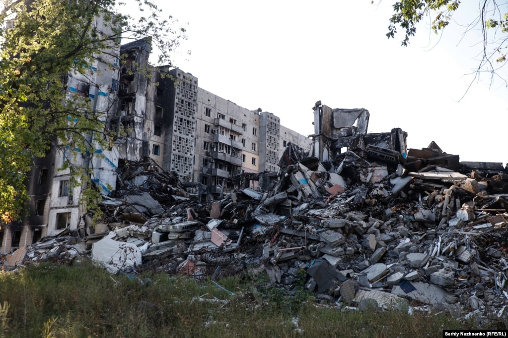 Vuhledari në rajonin e Donjeckut të Ukrainës u pushtua në tetor 2024 dhe nga qyteti mbetën vetëm rrënoja. Beteja për Vuhledarin zgjati dy vjet. Kjo foto tregon ndërtesa banimi të shkatërruara në Vuhledar në shtator të vitit 2023.