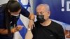 Израилдин мурдагы премьер-министри Беньямин Нетаньяху коронавируска каршы вакцинанын үчүнчү дозасын алып жатат. 30-июль, 2021-жыл. Тель-Авив. 