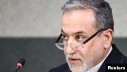 Ministrul de Externe al Iranului, Abbas Araghchi, a avertizat că Iranul va răspunde fără restricții dacă SUA și Israel vor continua atacurile asupra facilităților energetice iraniene.