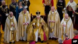 Regele Carol al III-lea purtând coroana Sfântului Eduard în timpul ceremoniei de încoronare de la Westminster Abbey, din Londra, sâmbătă, 6 mai 2023.