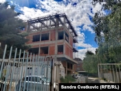 Nedovršena zgrada Univerziteta u Severnoj Mitrovici, jun 2026.