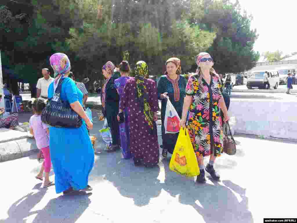 Aşgabadyň Teke bazaryndan söwda edip gelýän zenanlar