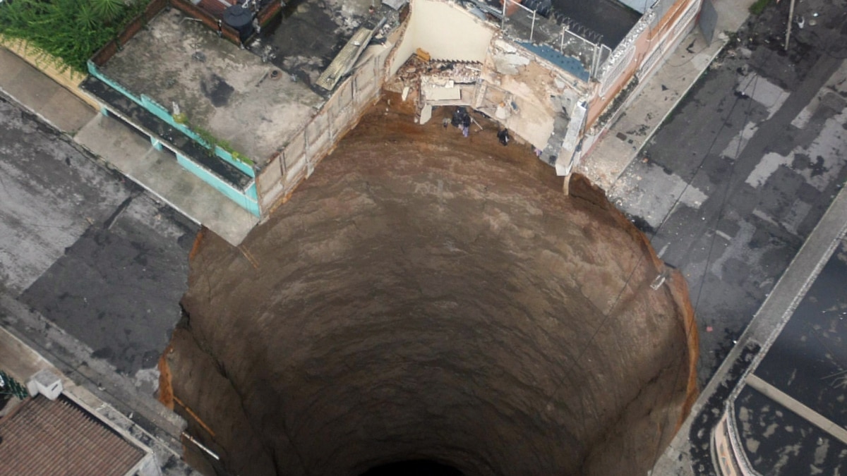 陥没孔/Sinkhole LEA 81ff8a8e-1e37-4f04-8db5-