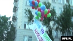 Azerbaijan - Balloon protest of youth re arrest of Emin Milli and Adnan Hajizade, Baku, 20Aug2009