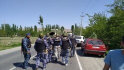 Кыргызстанские силовики на границе с Таджикистаном.