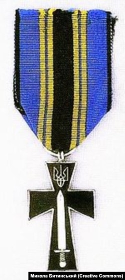 Хрест Симона Петлюри, авторства Миколи Битинського. 1932 року Головна Команда Військ УНР затвердила статут нагороди