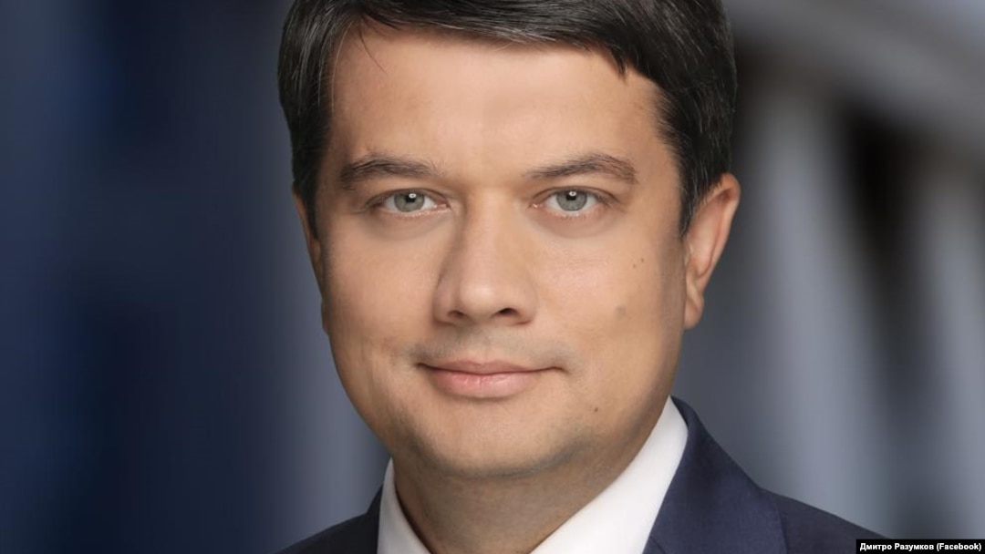 Низка соціологічних рейтингів показує, що на наступних виборах президента голова Верховної Ради Дмитро Разумков міг би скласти конкуренцію нинішньому очільнику держави Володимиру Зеленському
