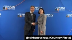 Прэм'ер-міністар Нідэрляндаў Дык Схоф і Сьвятлана Ціханоўская на сустрэчы ў рамках форуму NATO у Гаазе. 24 чэрвеня 2025 