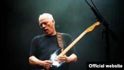 Chitaristul David Gilmour a fost cel care, după 28 de ani, a reunit trupa Pink Floyd și a lansa o piesă pentru sprijinirea Ucrainei. Inspirația i-a venit după ce a văzut un artist ucrainean care cânta de pe front. 