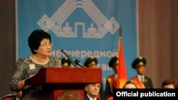 A speech by Kyrgyzstan's President Roza Otunbaeva in favor of developing the Kyrgyz language has reignited an old debate in the country. 