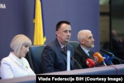 Ministri i Industrisë i Federatës së BeH-së, Vedran Lakiq (në mes).