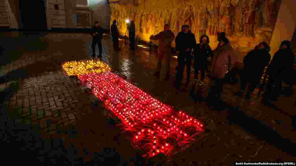 244 лампадки, викладені в формі диспетчерської вежі, символізують кожен день захисту ДАП