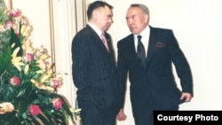 Рахат Алиев и Нурсултан Назарбаев беседуют в тихом уголке дворца в 2001 году. Фото из книги Рахата Алиева «Крестный тесть». 