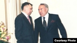Қазақстанның бұрынғы президенті Нұрсұлтан Назарбаев (оң жақта) күйеу баласы Рахат Әлиевпен бірге тұр. Рахат Әлиевтің "Өкіл қайыната" кітабындағы фото.