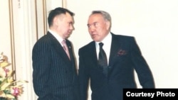 Нұрсұлтан Назарбаев (оң жақта) пен Рахат Әлиевтің 2001 жылы түскен суреті. Рахат Әлиевтің "Өкіл қайын ата" кітабынан алынды.