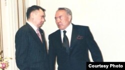 Рахат Алиев и Нурсултан Назарбаев беседуют в тихом уголке дворца в 2001 году. Фото из книги Рахата Алиева «Крестный тесть».