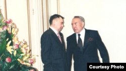 Президент Казахстана Нурсултан Назарбаев (справа) с зятем Рахатом Алиевым, мужем старшей дочери Дариги Назарбаевой. Астана, 2001 год.
