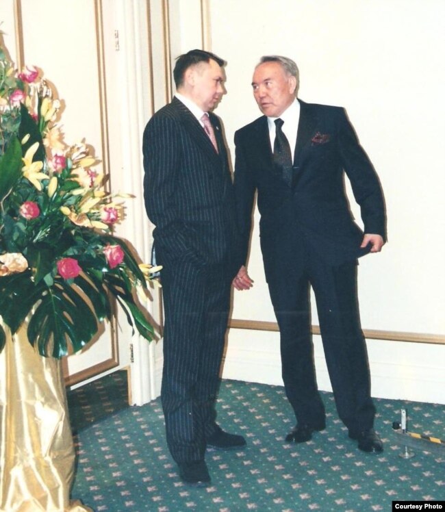 Рахат Алиев (слева) и Нурсултан Назарбаев. Астана, 2001 год.